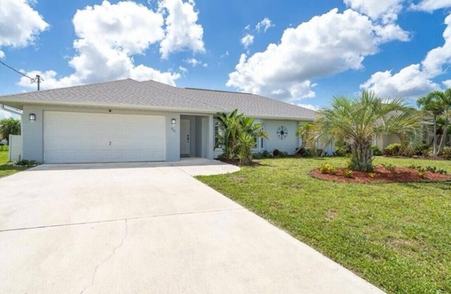 Terrific 3-bedroom heated pool house near beaches and golf courses!