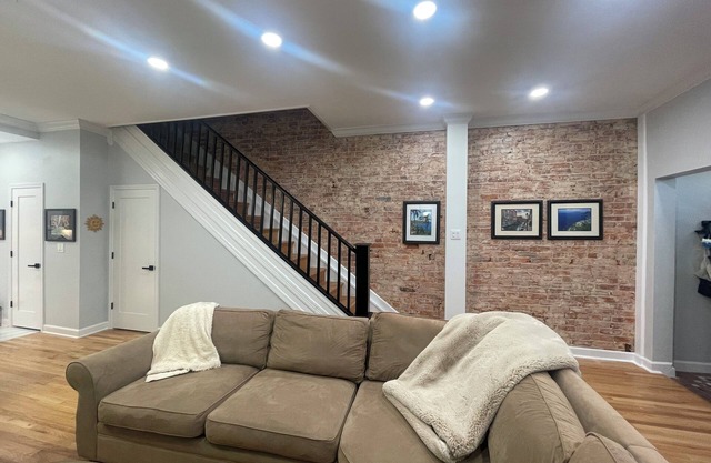 Terrific and Cozy Row home 1 mile from the Capitol
