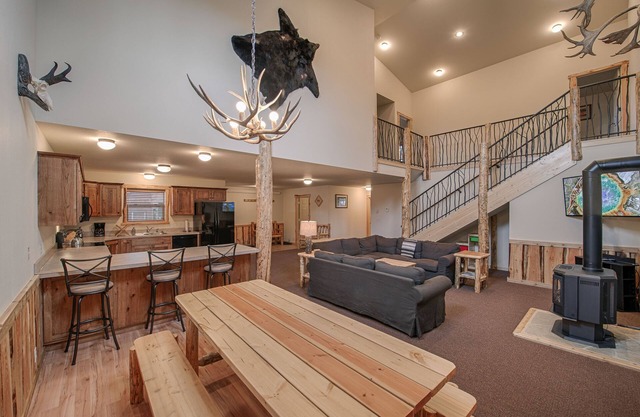 Teton Townhouse - Sleeps 6 - 12, 5 Blocks from Yellowstone's West Enterance