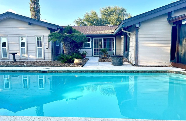 Texas Charming 4 bed with pool/Hottub by Lackland