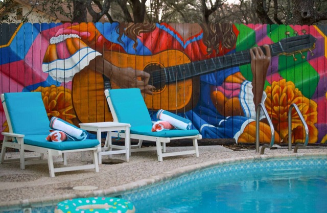 Texas Modern Minutes from Airport