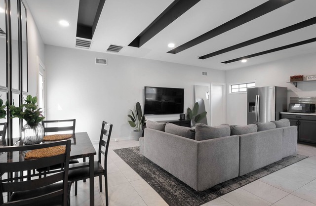 Texas State Fair/Downtown/Uptown Modern Villa with Game Room and Patio!
