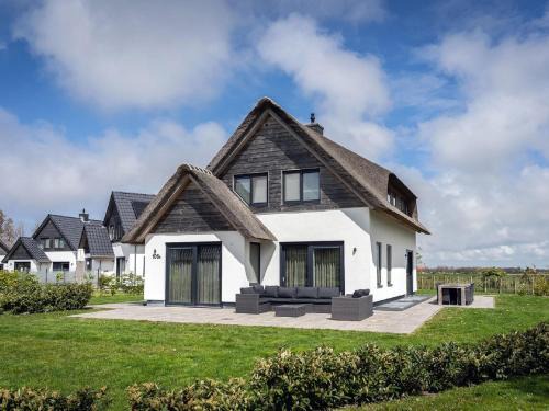 Thatched wellness villa near Texel Sea