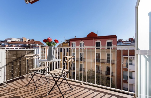 The 100sqm, sunny, 3 bedrooms, 2 baths apartment, 6pax, in central Barcelona