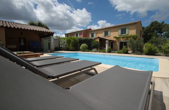 The 4-star yellow gîte with private south-facing pool