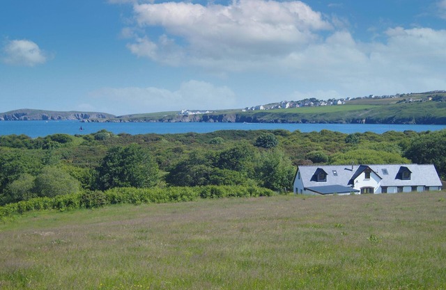 The Alders, holiday property Poppit Sands, Sleeps 10, 5 bedrooms, bathrooms