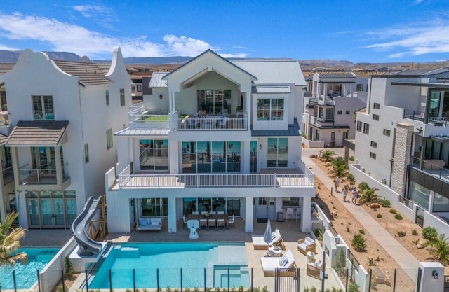 The Alys at Desert Color (by Ember Stays)