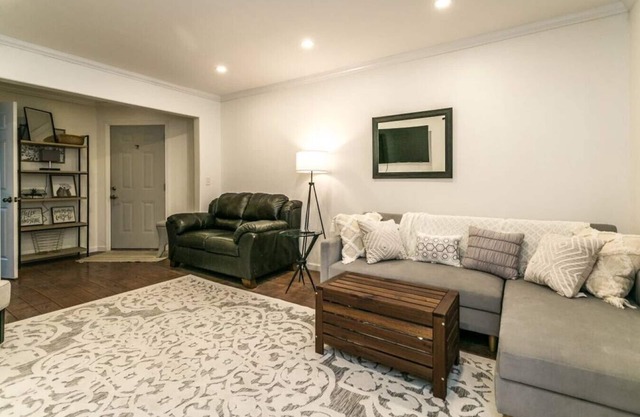 The Beach Pad · Spacious 4BR Getaway · Walk to Sylvan Beach