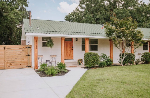 The Beachcomber A - 2 bedroom in Golf Cart District near beaches and downtown!