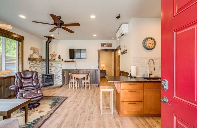 The Bear Den - Quaint Retreat Close To Town