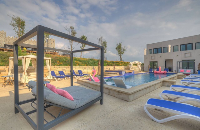 The Bentley Hotel - Beatles Room - Hill Country View