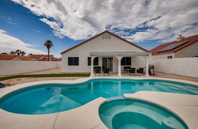 The Best House With A Heated Pool, Spa, and Safe, Sleeps 6 Comfortably