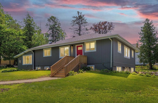 The Big Chill – Lake Geneva w/Grain Bin Gazebo, 5 Hole Mini Golf, Kayaks & More!