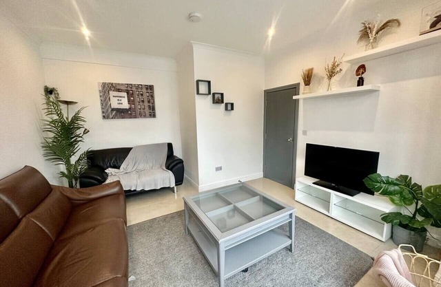 The Big London Base – 5 Beds for Friends, Family and contractors