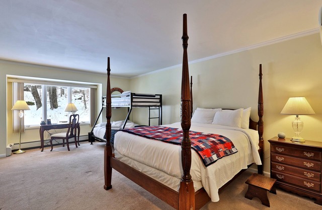 The Birch Ridge: Family Room #11 - Queen/Bunkbed Suite in Killington, Vermont