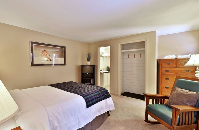 The Birch Ridge: Mission Room #4 - Queen Suite in Killington, Vermont