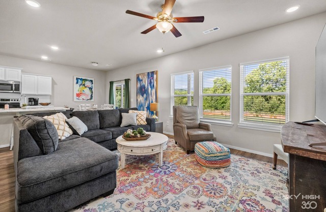 The Bird House - Private Hot Tub, 2 Miles to U of A, Baum & Fayetteville Square