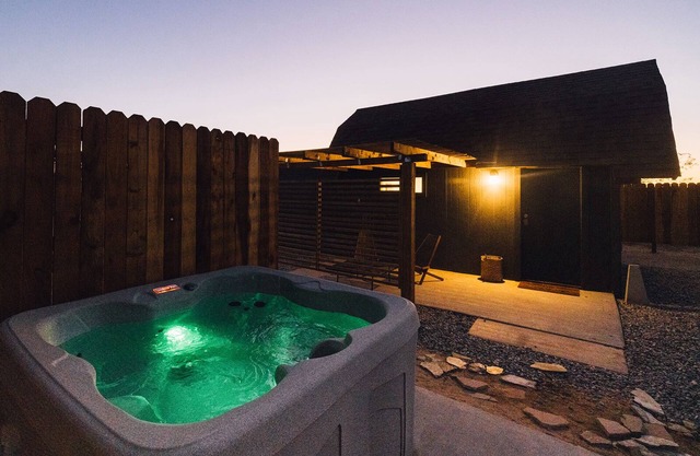 {The Birdie} King Bed, Hot Tub, Outdoor Soaking Tub. Near JTNP