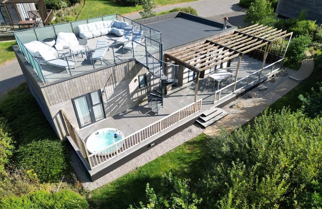 THE BLACK BARNACLE, family friendly, with hot tub in Portreath