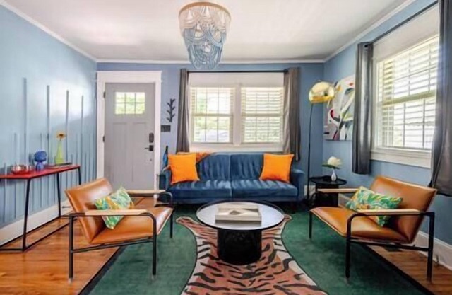 The Blue House/Walk Downtown w/Upscale Coffee Bar, The Blue House/Walk Downtown w/Upscale Coffee B