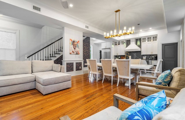 THE BLUE PINEAPPLE ~ Old Town 4 BR/4.4 Bath Home w/Private Pool & Parking!