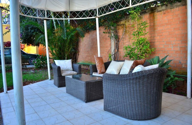 The blue room is an accent of modernity in the silence of the surrounding garden
