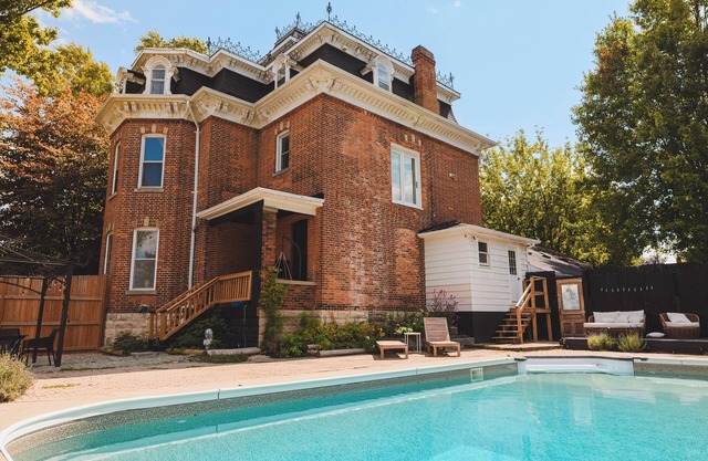 The Blue Veil Manor - World Famous Haunted House