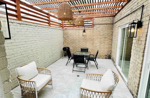 The Brick House- Cozy Stay in McAllen