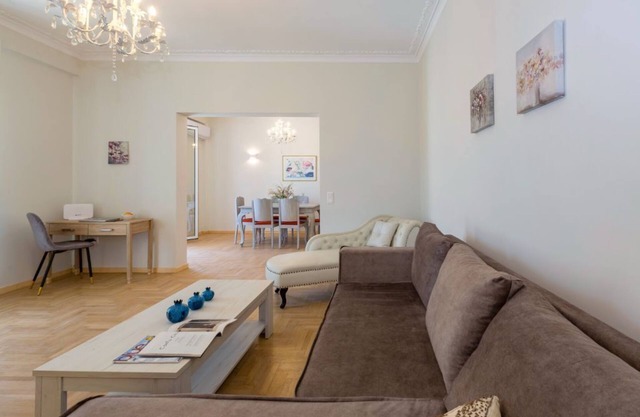 The Bright Suite - elegant, fully renovated, with lift, air conditioning apt