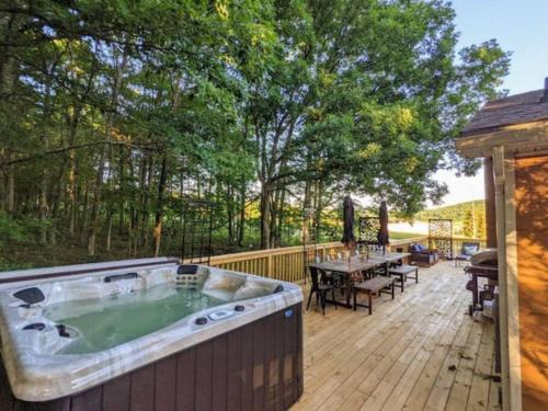 The Bumble Bee Hive 7-Bedroom House w/Hot Tub