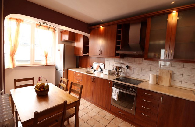 The Burgundy Big Families and Friends Apartment - central location
