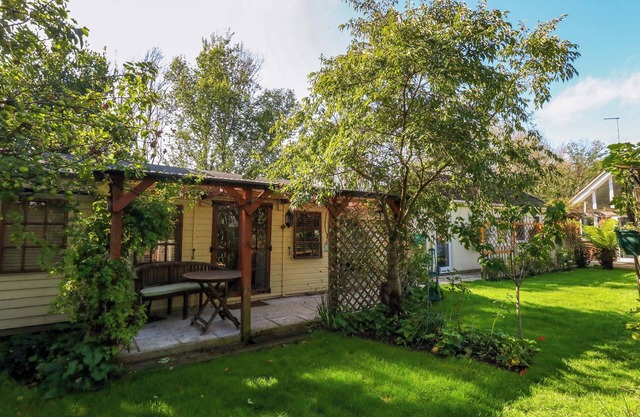 THE CABIN AT LITTLE TIMBERS, pet friendly, with open fire in Ringwood