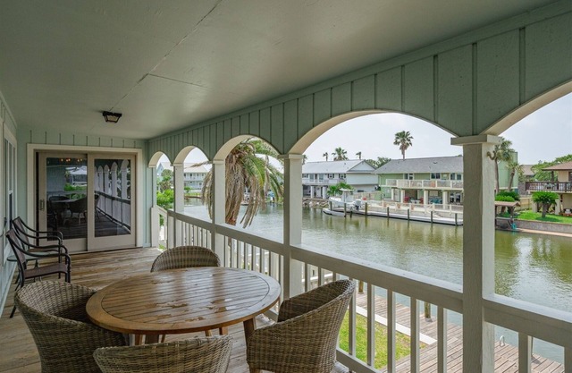 The Captains Quarters ~ Beautiful 4/4 Canal Front Home in Key Allegro!