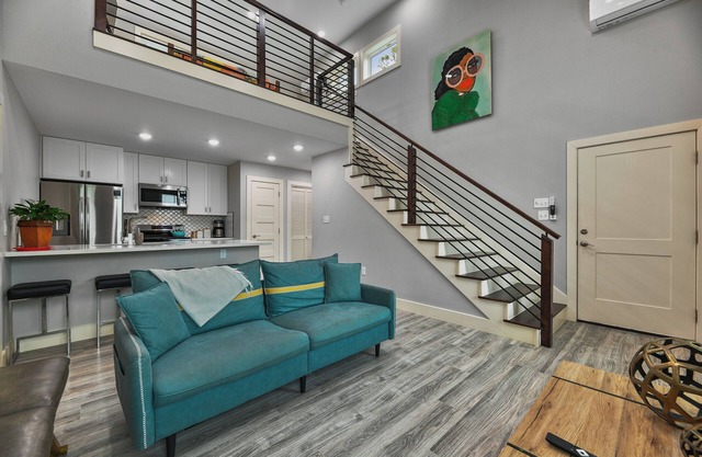 The Carriage House- Close to the Beach! Garage Parking!