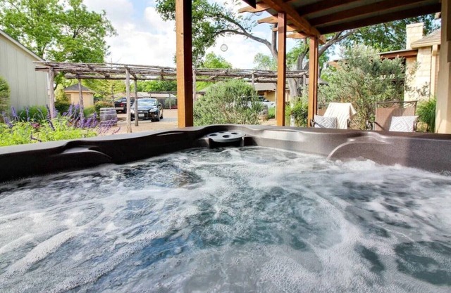 The Cellar-Luxury Cottage with hot tub on Main St.