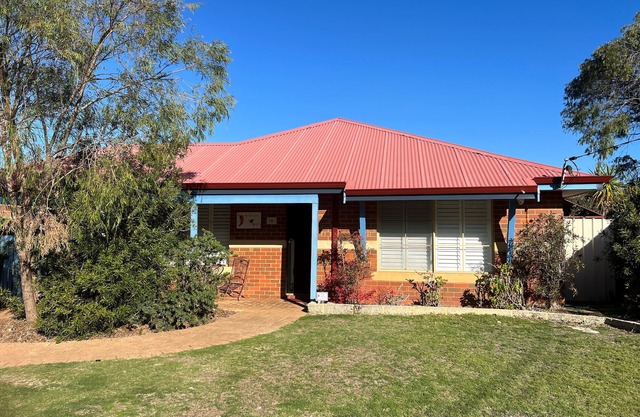 The Chilli Spot - Family accommodation beach-side. Walk into to town & beach!