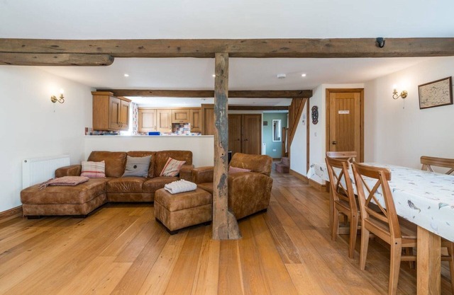 The Coach House - Farmhouse with Private Reservoir & Lake - Sleeps 4