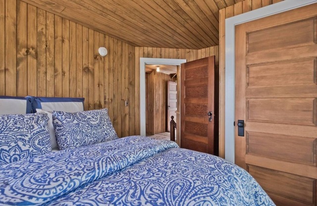The Coastal Cottage! Pet Friendly, Waterfront!