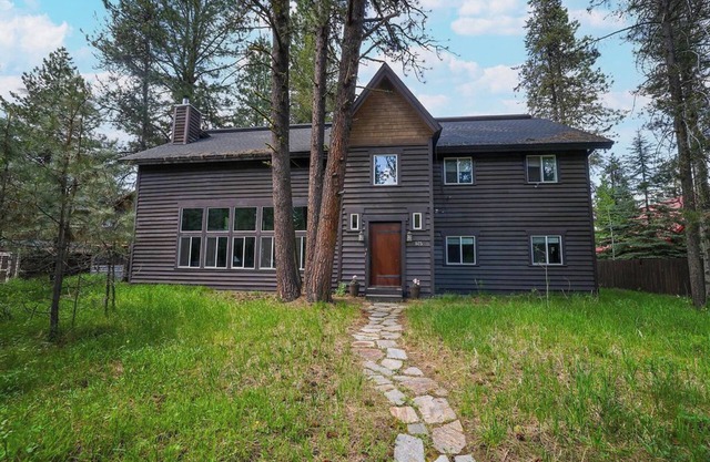 The Conifer Lodge in heart of Mccall. Central location for large gatherings!