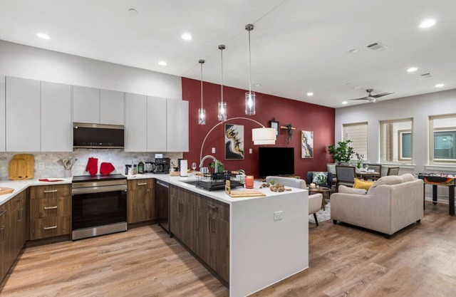The Coral 2BD TH: 7ST Walkable, Elegant & Comfy!