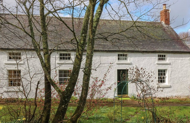 THE COTTAGE, POLWARTH CROFTS, pet friendly, with open fire in Duns