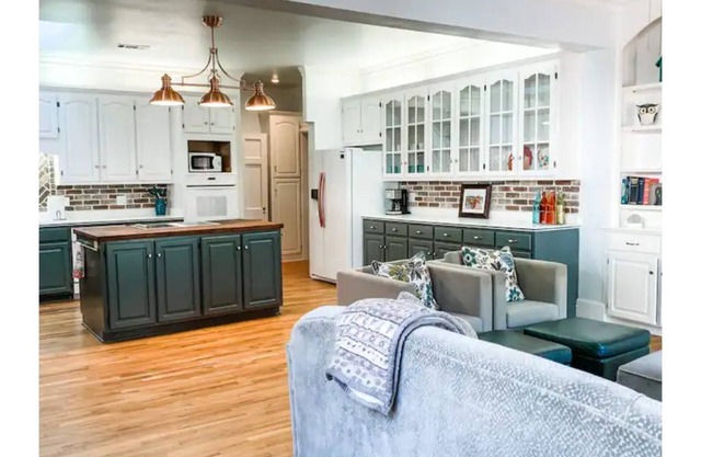 The Cottage: Sleeps 10, Charming and Spacious!
