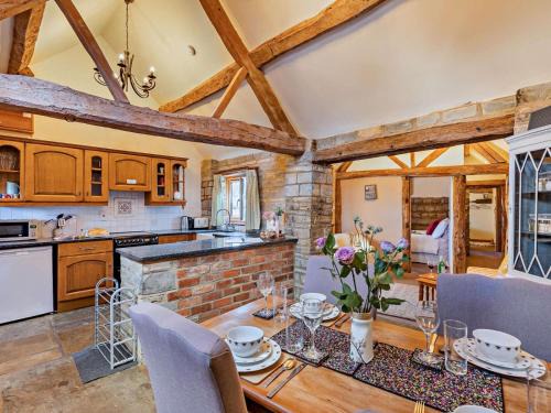The Cow Shed - farm cottage close to Stratford