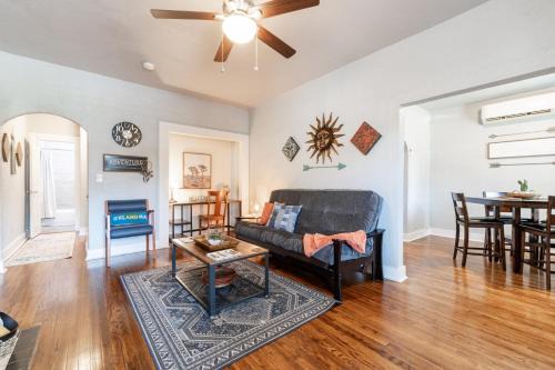 The Cozy Chickasha, Fiber WIFI, Washer & Dryer, Near DT Chickasha & Leg Lamp!
