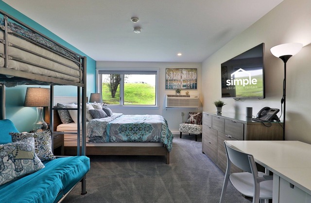 The Cozy Cubbie: Charming Studio in Killington. Pool. Bus. Discounted Ski Rentals.