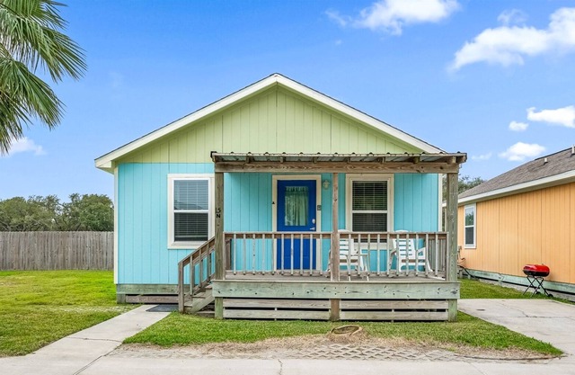 The Cozy Pelican Cottage