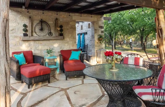 The Creek Bank Getaway! Minutes to Main St!