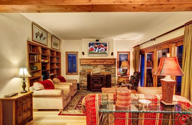 The Crescent Ridge, 2BR Ski Condo, Walk to Lifts!