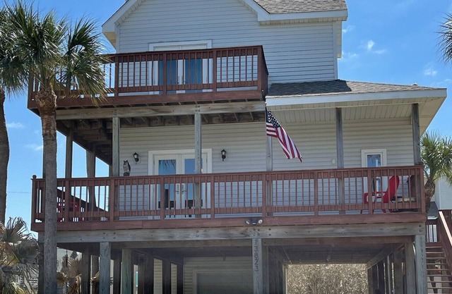 The Crow's Nest - great location/sunset decks/sleeps eight