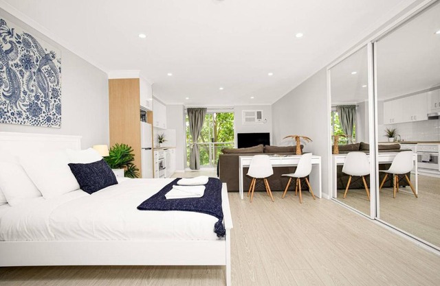 'The Crows Nest' Spacious Studio with Balcony